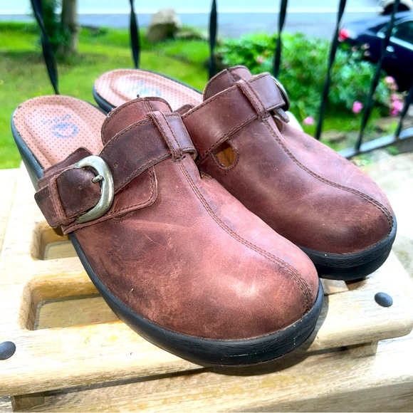 CROCS COBBLER LEATHER w/Brass Buckle Wedge Slip On CLOGS  (BROWN) Wm Sz 10 - Picture 1 of 11